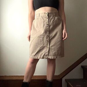 2000’s Gloria Vanderbilt tan khaki button front knee length skirt